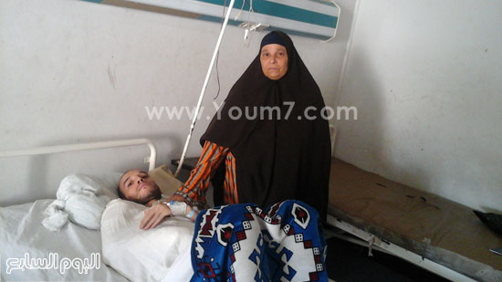 والدة مجدى بجواره بالمستشفى  -اليوم السابع -8 -2015